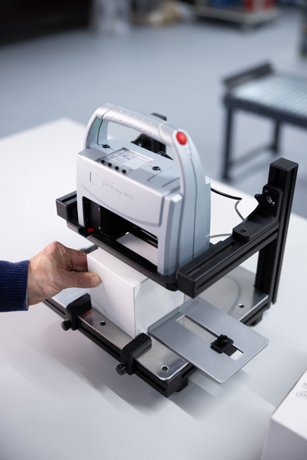 Bild-der-Druckstation100-mit-REINER-1025-Karton.jpg