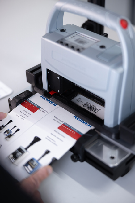 Bild-der-Druckstation100-mit-REINER-1025-und-Faltschachtel.jpg
